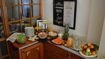 Un buffet de petit-déjeuner proposant une variété d’aliments et de boissons.