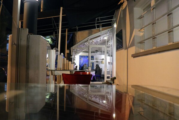 Breakfast and lunch served, international cuisine