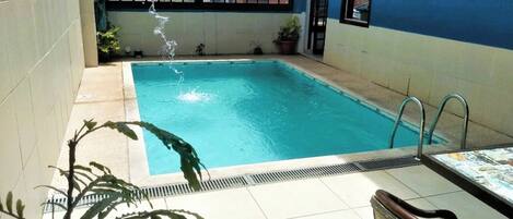 Una piscina al aire libre