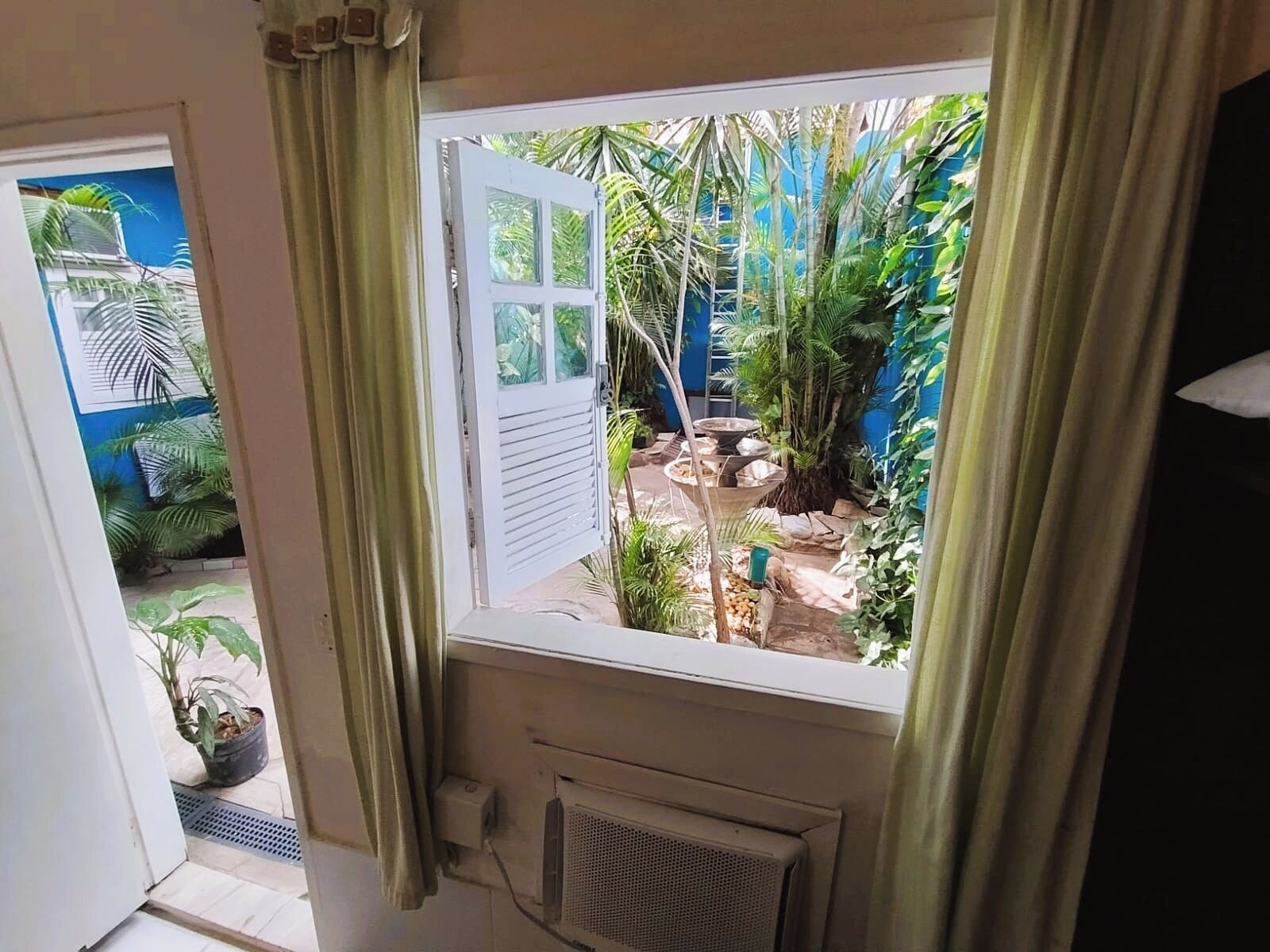 Quarto Triplo Casal | Minibar, in-room safe, free WiFi, bed sheets