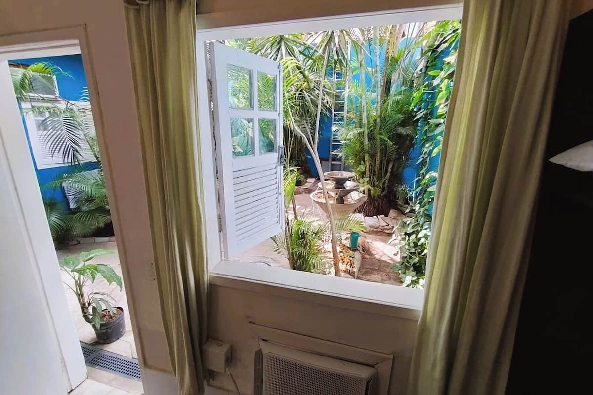 Quarto Triplo Casal | Minibar, in-room safe, free WiFi, bed sheets