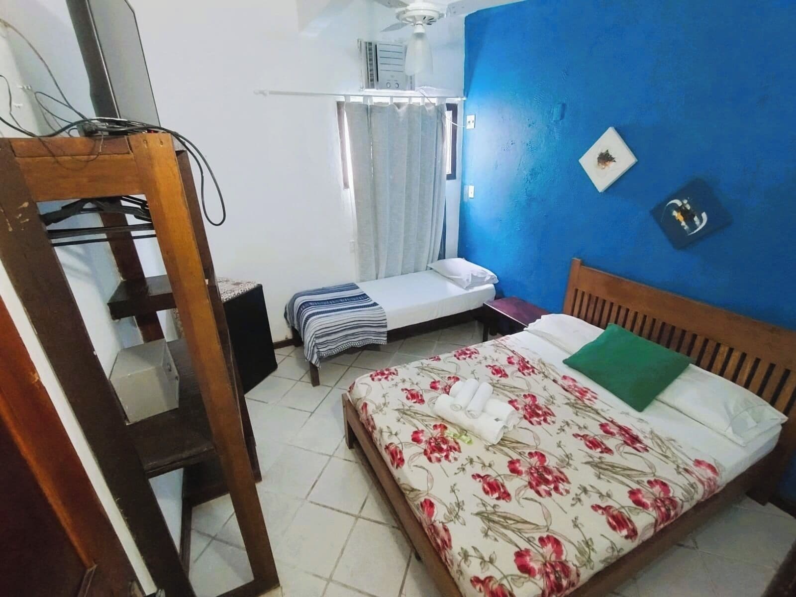 Quarto Triplo Casal | Minibar, in-room safe, free WiFi, bed sheets