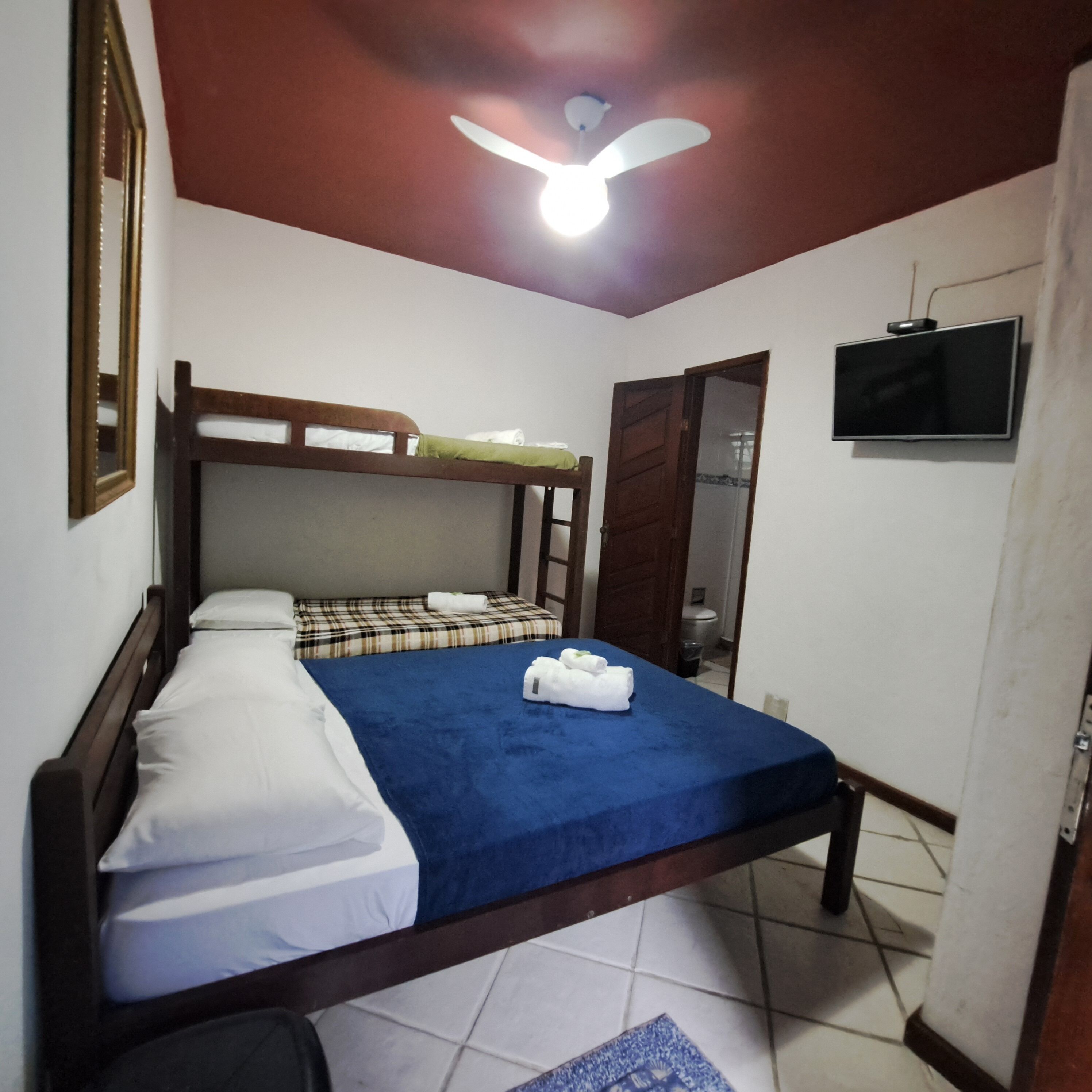 Minibar, caja de seguridad en la habitación, wifi gratis y ropa de cama 