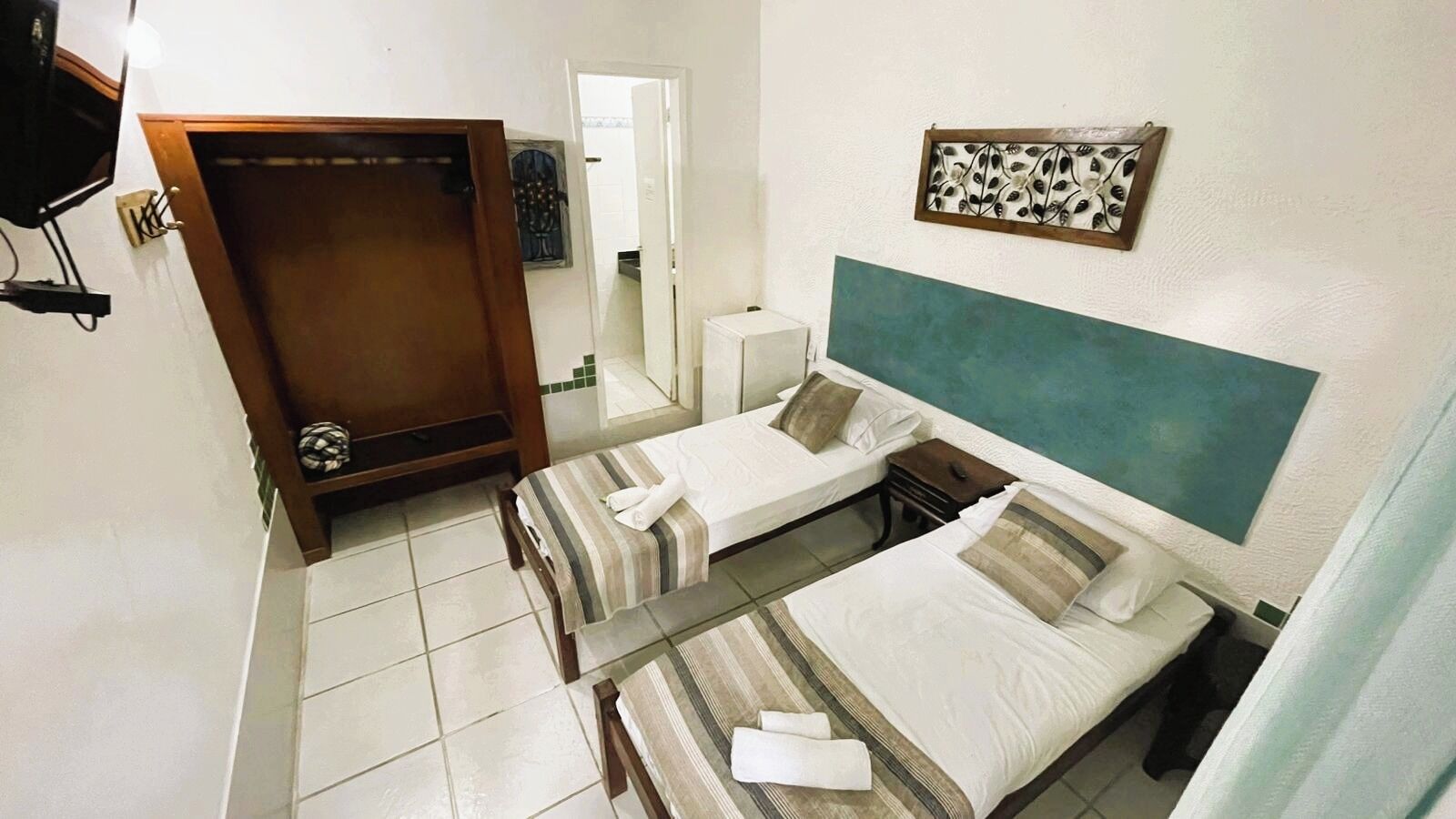 Quarto Duplo Solteiro | Minibar, in-room safe, free WiFi, bed sheets