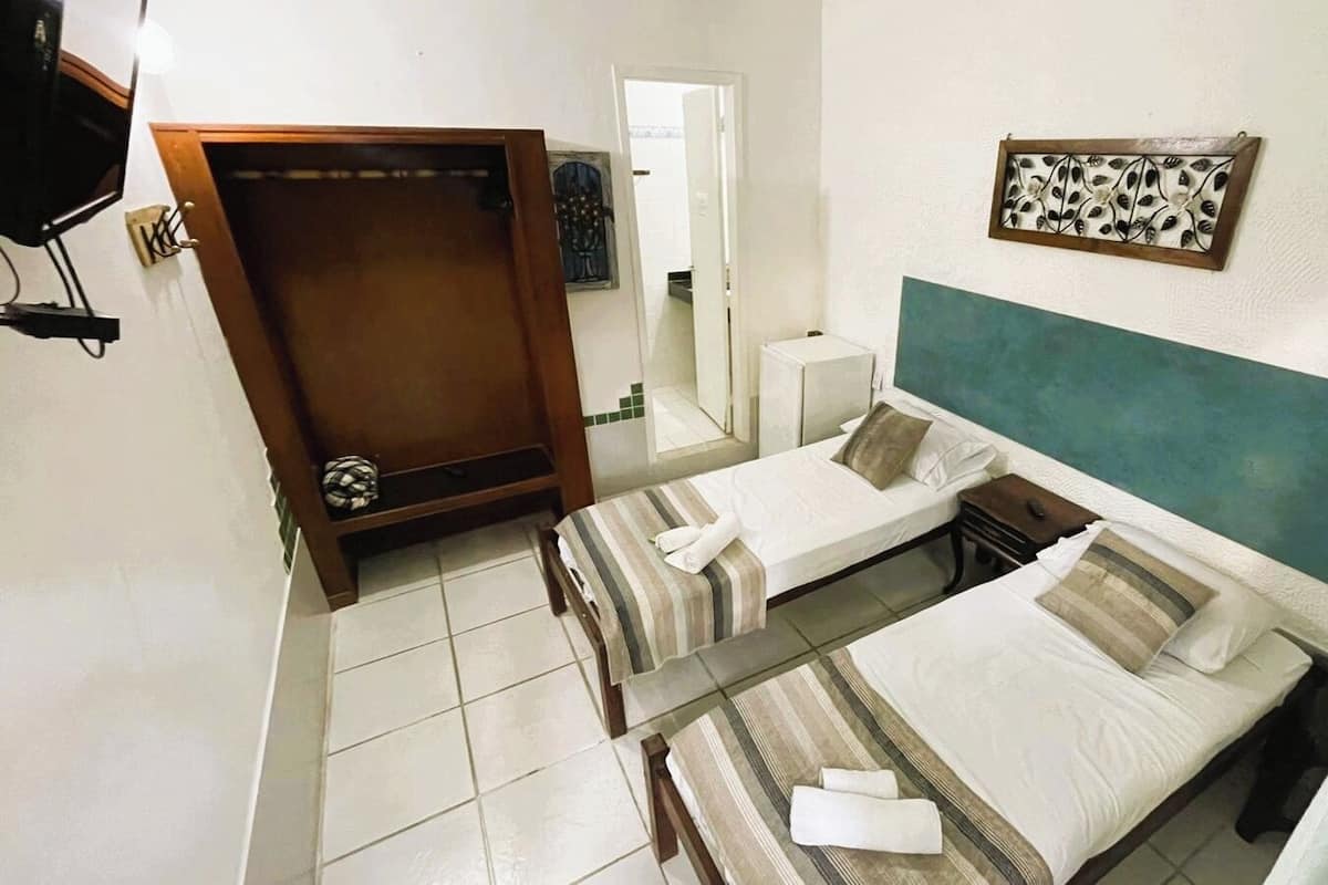 Quarto Duplo Solteiro | Minibar, in-room safe, free WiFi, bed sheets