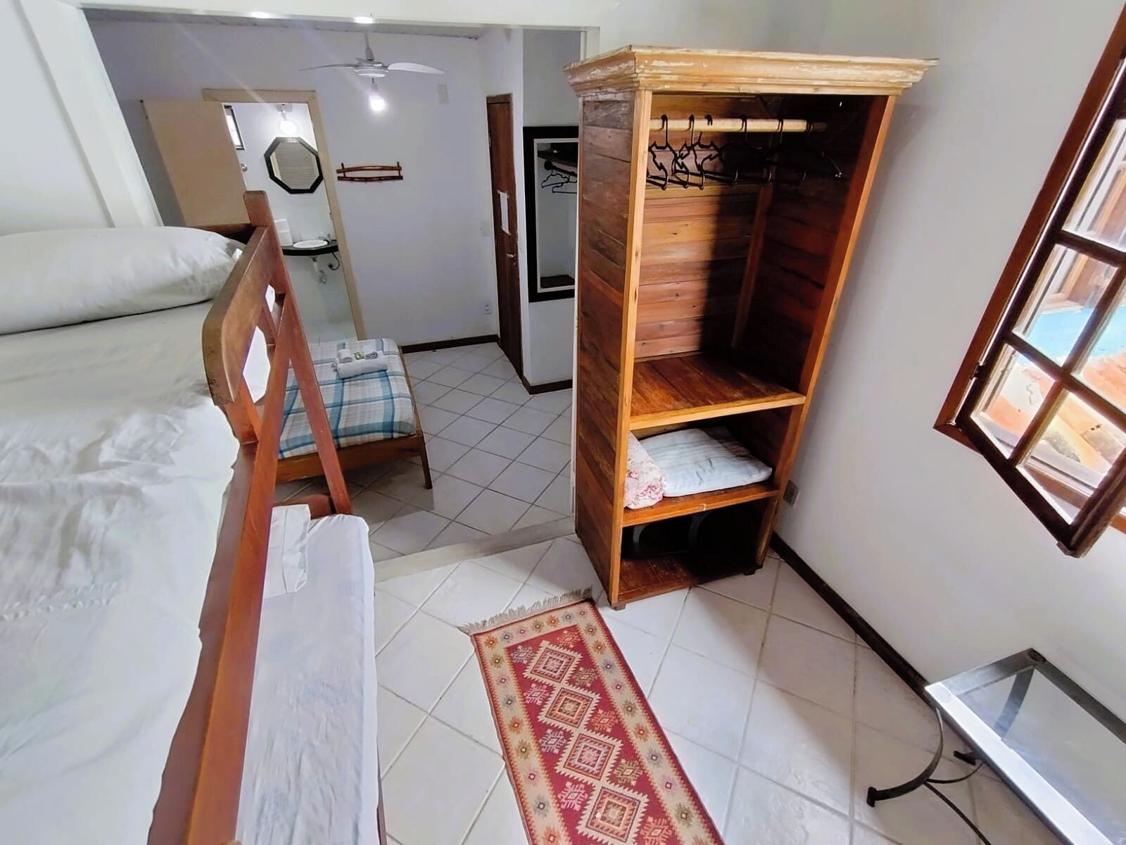 Minibar, caja de seguridad en la habitación, wifi gratis y ropa de cama 