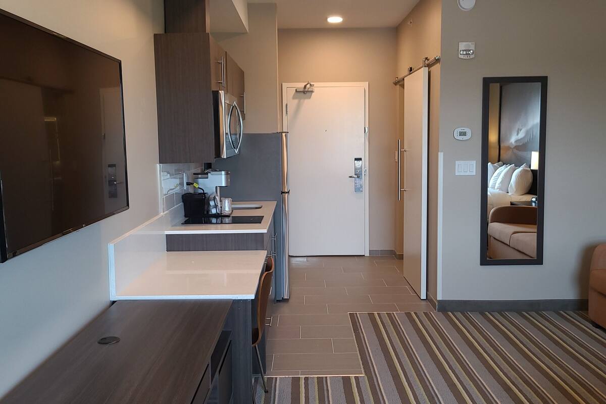 studio, 1 king bed, non smoking | blackout curtains, iron/ironing board, free cots/infant beds