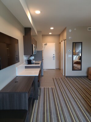 Studio, 1 King Bed, Non Smoking | Blackout drapes, iron/ironing board, free cribs/infant beds - Super 8 by Wyndham Thompson (Thompson)