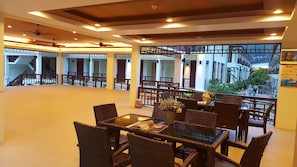 Nhìn ra vườn, phục vụ bữa trưa và bữa tối