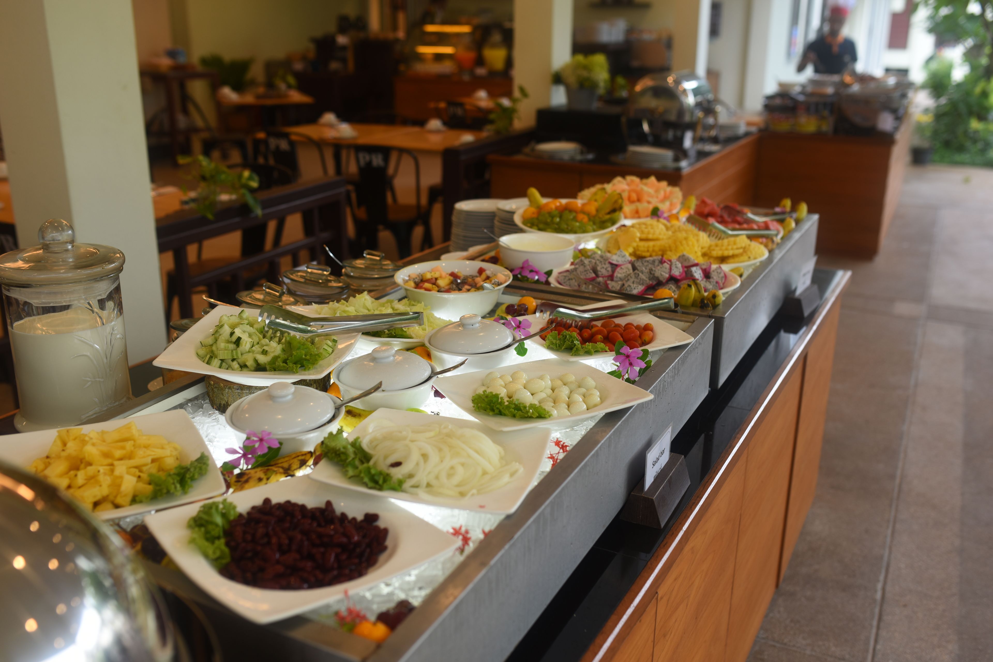 Ein reichhaltiges Buffet mit verschiedenen Speisen und einer Kaffeestation.