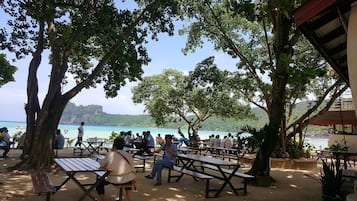 4 restaurantes, se sirve desayuno, cocina local e internacional