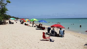 Nära stranden, strandhanddukar, volleyboll och kajakpaddling