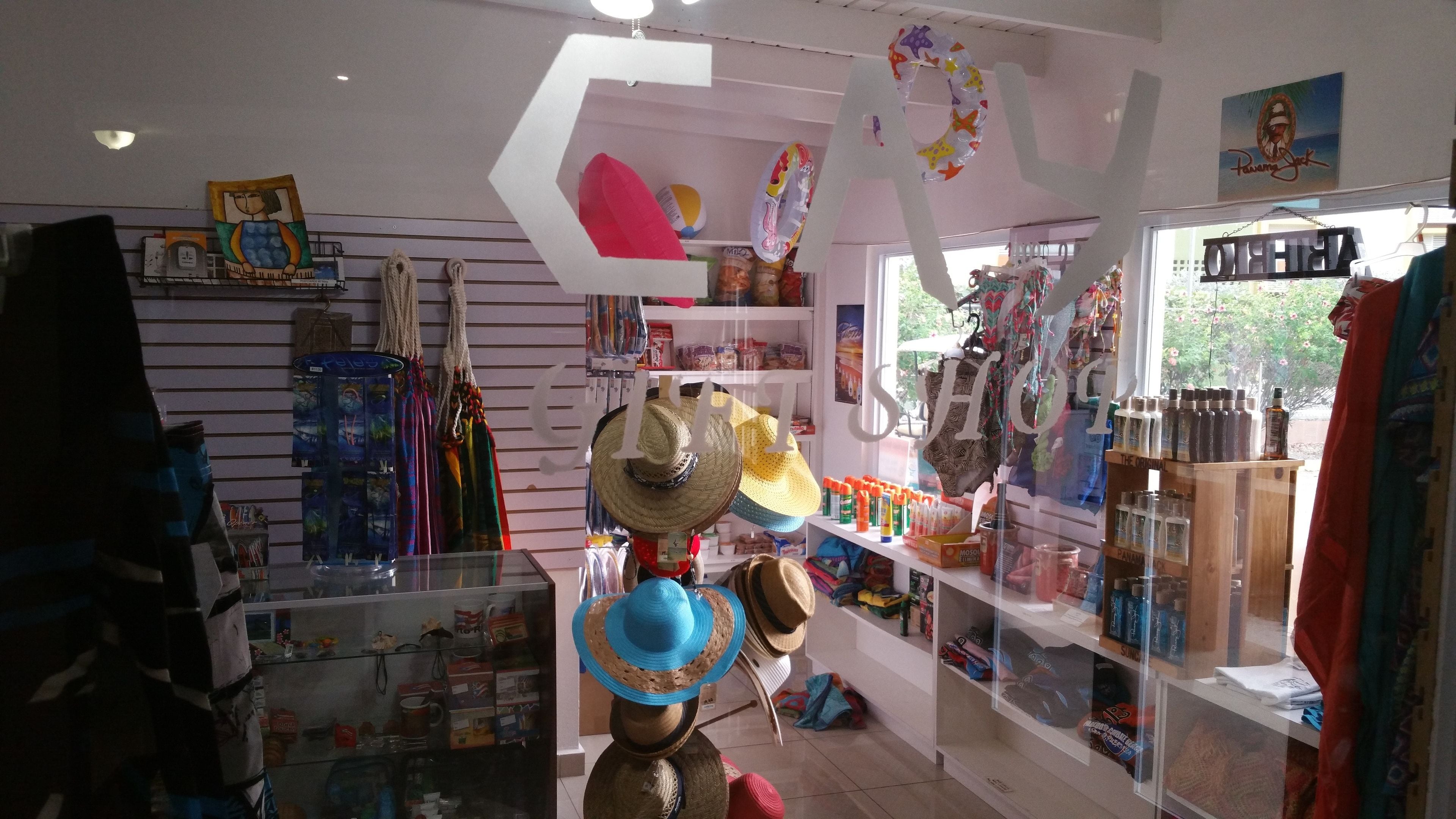 Ein Laden mit einer Auswahl an Hüten und Accessoires.