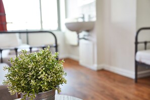 Tabla de planchar con plancha, wifi gratis y ropa de cama