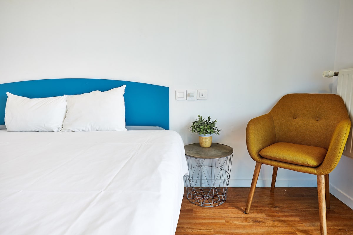 Tabla de planchar con plancha, wifi gratis y ropa de cama 