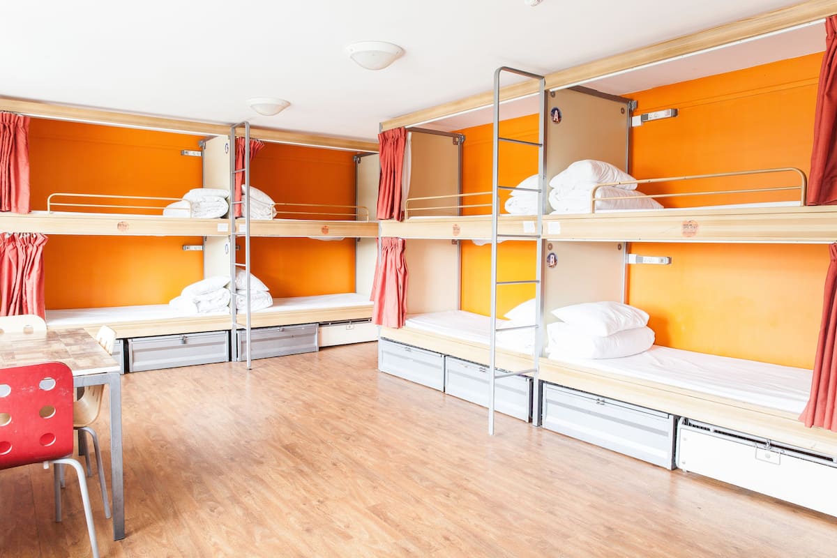 Tabla de planchar con plancha, wifi gratis y ropa de cama 