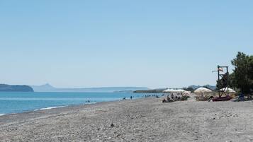 Privat strand i nærheten, solsenger og parasoller