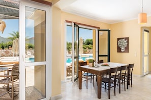 Villa, 2 habitaciones, vista al mar | Servicio a la habitación
