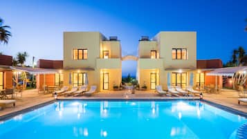 Udendørs pool, parasoller, liggestole