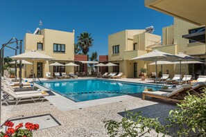 Outdoor pool, pool umbrellas, sun loungers - Daphnis Villas (Platanias)