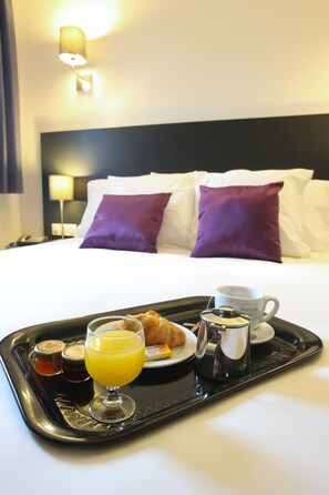 Desk, soundproofing, free WiFi, bed sheets - All Suites Appart Hôtel | Aéroport Paris-Orly Rungis (Rungis)