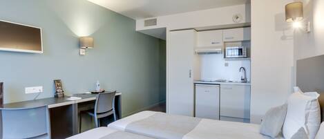 Comfort-studio (Twin) | Yksityinen keittonurkkaus | Jääkaappi, mikroaaltouuni, keittoastiat/astiat/ruokailuvälineet