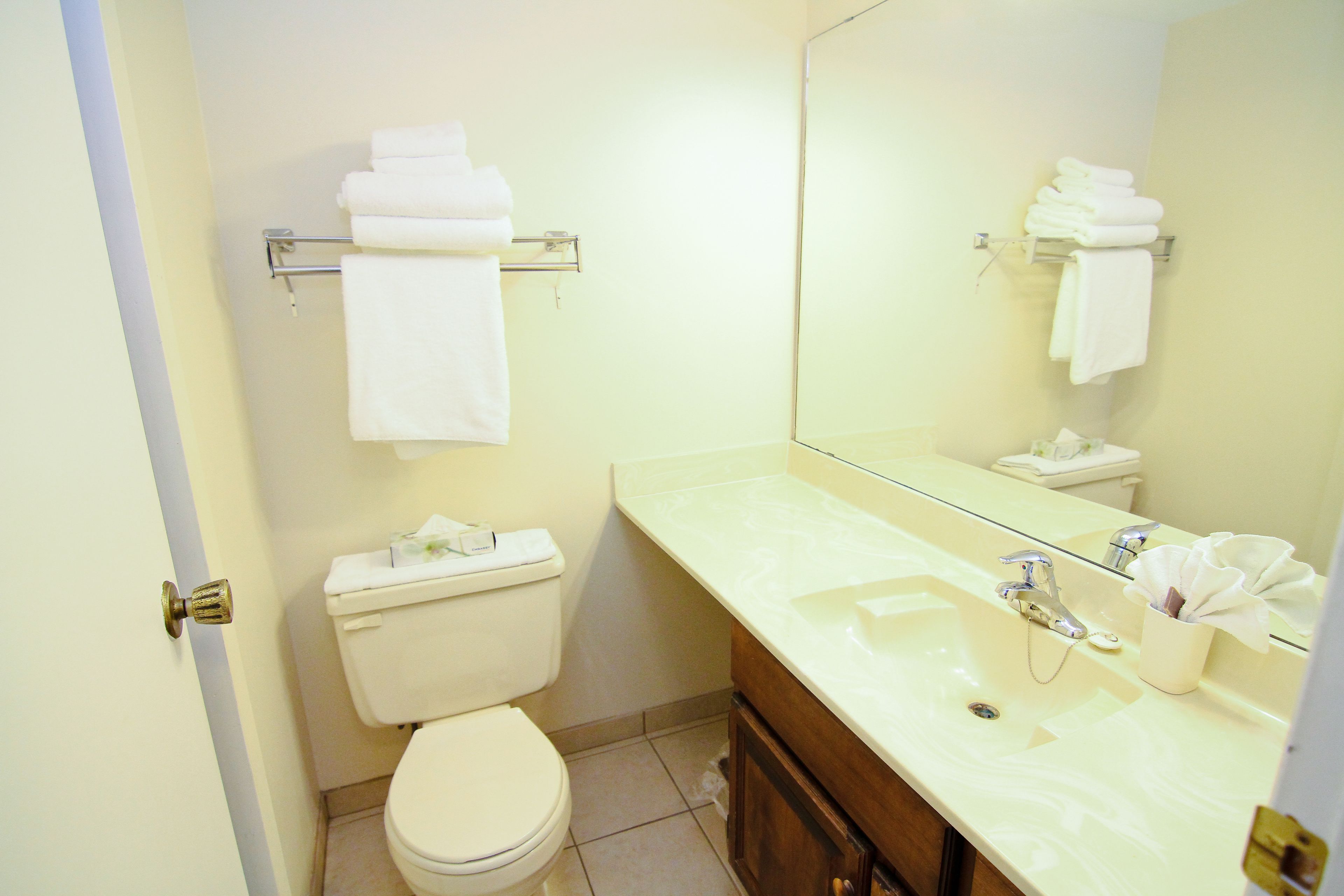basic single room, 2 single beds | bathroom | combined shower/bathtub, free toiletries, hair dryer, towels