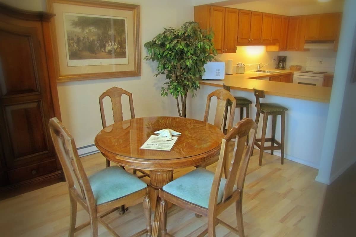 superior suite, air conditioning, ocean view | in-room dining