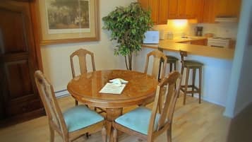 Superior Suite, Air conditioning, Ocean View | In-room dining