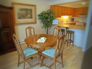 In-room dining - Heron's Landing Hotel (Campbell River)