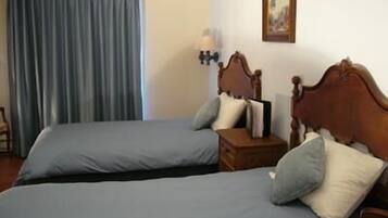 Chambre Simple, 2 lits une place | Surmatelas, Wi-Fi gratuit, draps fournis