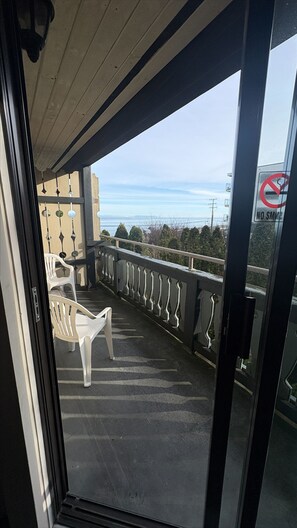 Pillow-top beds, free WiFi, bed sheets - Heron's Landing Hotel (Campbell River)