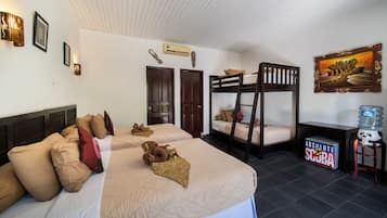 Quarto família | Frigobar, cofres nos quartos, individualmente mobiliados, escrivaninha