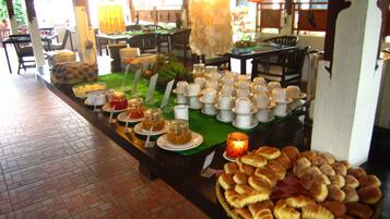 Petit déjeuner buffet servi tous les jours en supplément