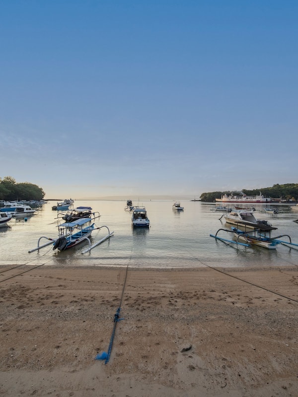 Trên bãi biển, cát trắng, khăn tắm biển, lặn có bình dưỡng khí