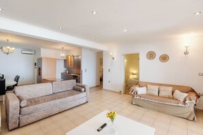 Superior suite | Een minibar, een kluis op de kamer, verduisterende gordijnen