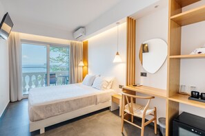 Superior Deluxe Double or Twin Room with Balcony and Pontikonisi island view | Minibar, coffres-forts dans les chambres, rideaux occultants