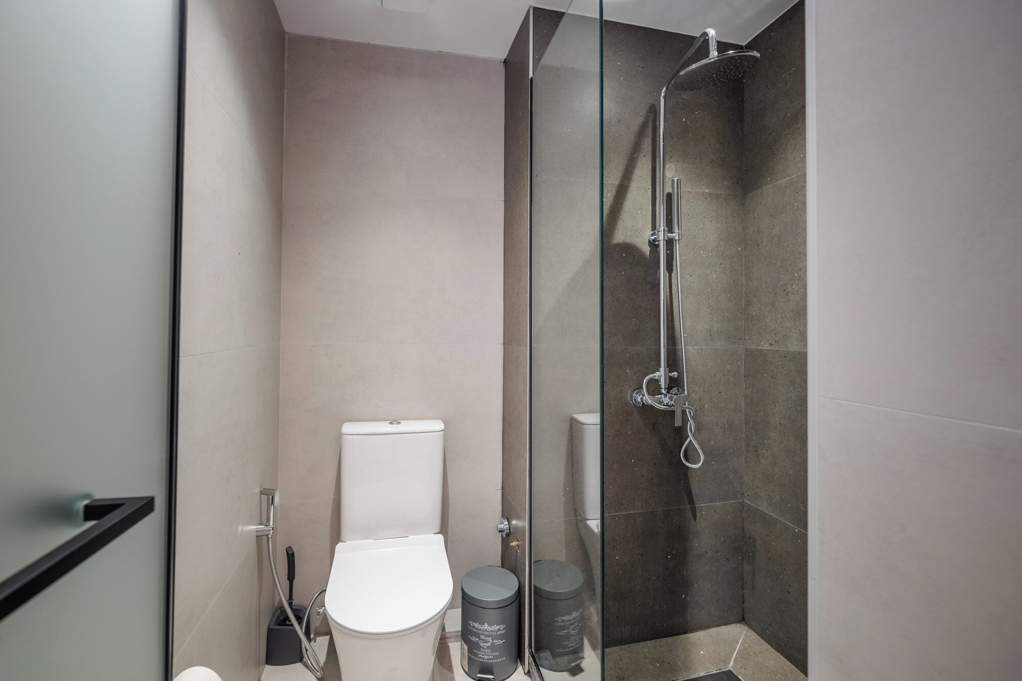 deluxe suite with balcony and pontikonisi island view | bathroom | shower