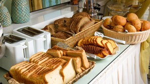 Una mesa de buffet con diferentes panes y pasteles.