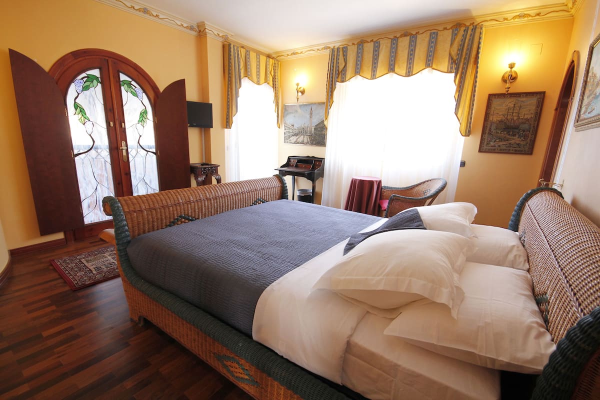 Literie de qualité, couette en duvet, coffre-fort, décor unique