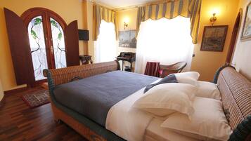 Premium bedding, down comforters, in-room safe, individually decorated