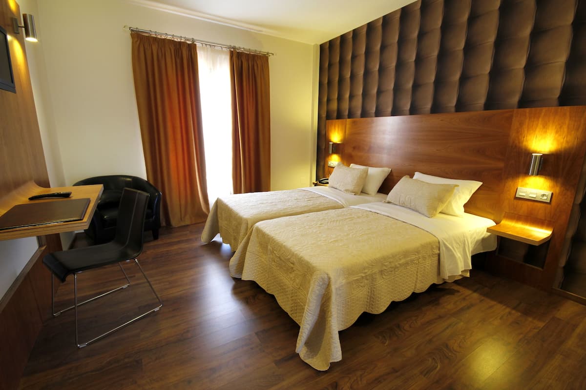 Chambre supérieure double pour 1 personne | Literie de qualité, couette en duvet, coffre-fort, décor unique