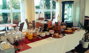 Petit déjeuner continental (12 EUR par personne)