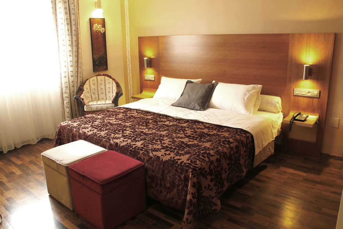 Chambre supérieure double | Literie de qualité, couette en duvet, coffre-fort, décor unique