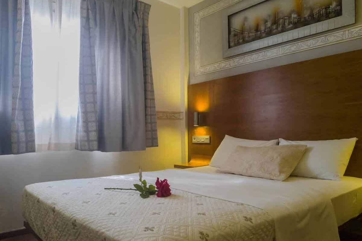 Literie de qualité, couette en duvet, coffre-fort, décor unique