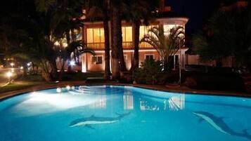 Seasonal outdoor pool