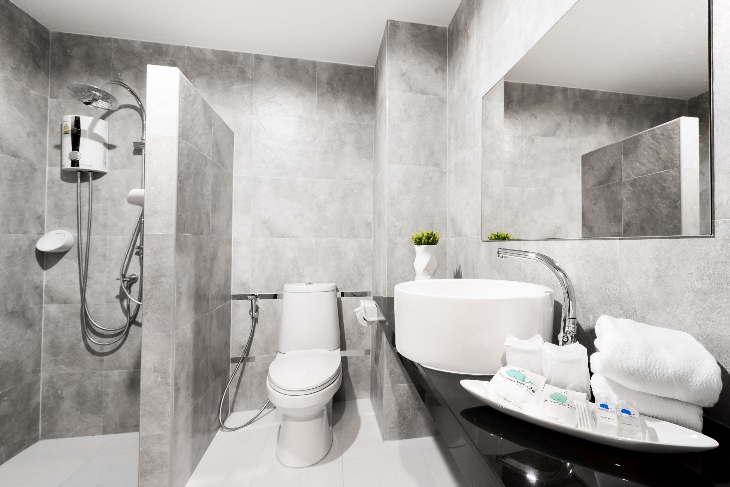 Shower, rainfall showerhead, free toiletries, hair dryer