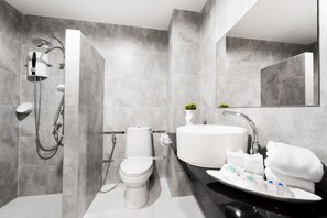 Shower, rainfall showerhead, free toiletries, hair dryer - Sleep Whale Hotel (Krabi)