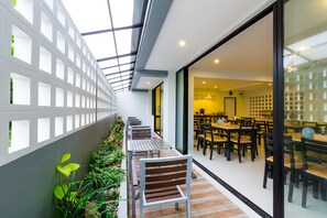 Desayuno a la carta diario (THB 100 por persona)