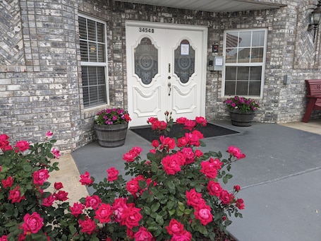 Front of property. Dutton Inn